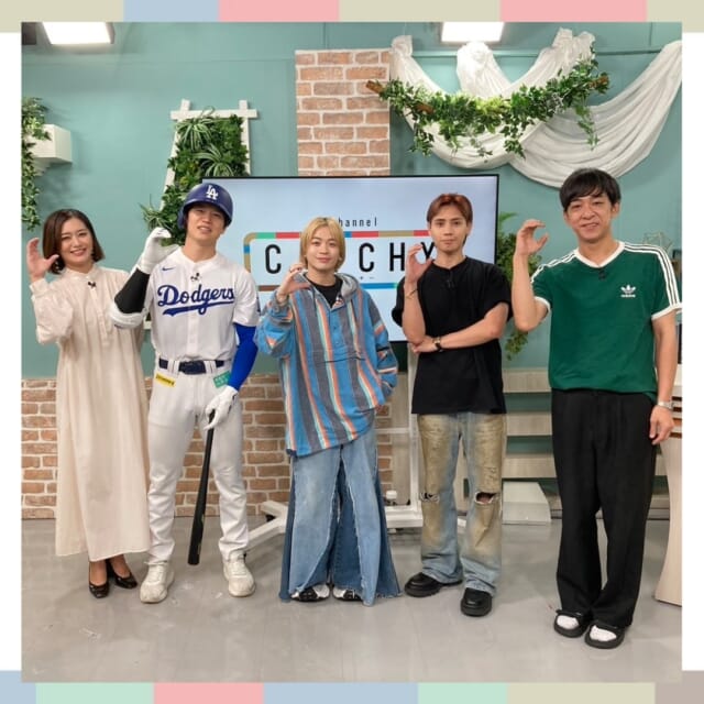 #5chCATCHY

10月2日(水) のキャッチー
#SOLENA パート①のコーナー
#THE_RAMPAGE の#神谷健太 さんと#山本彰吾 さんをゲストに迎え
お話をお聞きしました！
#MA55IVE_THE_RAMPAGE としても活動しているお二人
1stアルバム『M5V』も発売中です💿️
桜坂セントラルでリリースパーティもありましたよ♪

また THE RAMPAGEのNewシングル『Endless Happy-Ending』が
10月30日(水)にリリースされます😆
ぜひチェックしてくださいね♪
#マチョ谷体操 も踊っていただいて感動です！
@the_rampage_official
@ma55ive_the_rampage_official
@kenta.kamiya_
@rampage_yamasho1006

SOLENAパート② は
ヴァイオリニスト#竜馬 さんにお越しいただきました🎻
これまでに300本以上の映画・ドラマ・CMなどの
レコーディングやライブに参加されているそうです！
竜馬さんが作曲された
首里城復興応援ソング『SYURI NO UTA』は
売上金は首里城復興のために使われるということです😆
ライブもありますよ！
日時：10月31日(木)午後7時～
場所：てんぶす那覇 てんぶすホール

また11月にも公演があります♪
「竜馬四重奏」
日時：11月24日(日)午後2時
場所：沖縄市民会館 大ホール
ぜひチェックしてくださいね🎻
@violinistryoma

QABは来年！開局30周年キャンペーンのお知らせ
第2弾！番組をみて豪華賞品を当てよう！
9月30日(月)～10月4日(金)の夜7時～夜10時までの間にでてくる
Qごろ～の色を当ててご応募ください！
詳しくは番組のホームページまで✔

映画の紹介🎦
『シビル・ウォー アメリカ最後の日』が
10月4日(金)から全国公開されますよ🎬️
ぜひ映画館でチェックしてくださいね！

スタジオ美術協力
THE GRACE @thegrace_okinawa

見逃し配信サイト
「Quebee」からも見ることができますよ〜📱💯
みなさんチェックしてみてくださいね🫶🏻🧡

･････････････････････････････････････････
『今より“ちょっとだけ”よくなる』情報をお届け
あなたの生活により添った、
手が届きそうなシアワセ、情報、知しきを
⇒@catchy.qab
･････････････････････････････････････････

#okinawa #qab #fashion #cosme #happy #trip #okinawalife #okinawatrip
#沖縄 #コスメ #メイク #お洒落 #可愛い #美人 #コーデ
#ランページ #ライブ #首里城 #プレゼント #Qごろ～ #何色