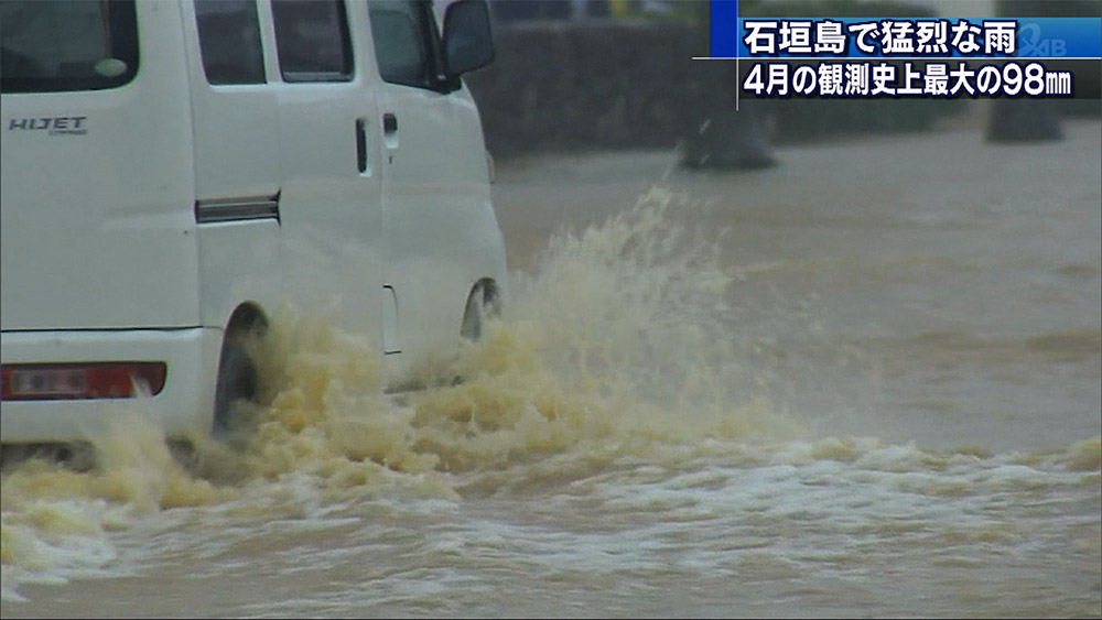 石垣島地方に猛烈な雨 各地で冠水